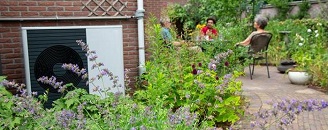 Foto van buurtbewoners die in een tuin zitten